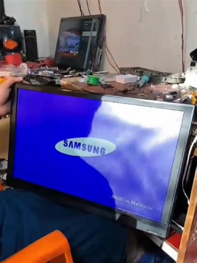 MIRA COMO CONVIERTEN ESTA PANTALLA DE TV A UN MONITOR DE COMPUTADORA TIKTOK #REELS #REELSVIRALESTIKTOK #VIDEOS #VIDEOSVIRALESTIKTOK #SHORT #SHORTVIRALESTIKTOK