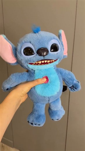 РАЗВИВАЮЩИЕ ИГРУШКИ БЕЛАРУСЬ on Instagram: "НОВИНКА🩵🩷 - Интерактивный Стич 👍 Стич — это не просто мягкая игрушка, а уникальный друг, который станет настоящим спутником вашего ребенка. Этот очаровательный инопланетянин с большими ушами и милой улыбкой привлекает внимание малышей, помогая им чувствовать себя спокойнее и защищеннее. Что умеет мягкая игрушка: ✅ поет песенки (нажимаем на лапки) ✅ разговаривает на своем языке (из мультика) ✅ издает разные звуки, смех плач ✅ вниз головой плачет ✅ ре