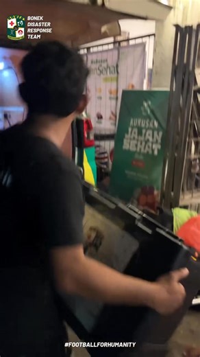 PEMBRANGKATAN TEAM BONEK DISASTER RESPONSE TEAM Doa tidak akan pernah selesai untuk negeri ini. Selamatlah Bumi Pertiwi, Selamatlah Alam Semesta. SUMATERA kami datang. Ijin Melintas dulur @bonekjakarta.official @bonek_banten @officialboneklampung @bonekjabodetabek AVIGNAM JAGAT SAMAGRAM SELAMTLAH ALAM SEMESTA FOOTBALL FOR HUMANITY #bonekpeduli #bonekdisasterresponseteam #greennord #bonek #footballforhumanity | PERSEBAYA ONLINE