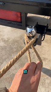 This rope knot loops around the tow hook and tightens under load. | Lara Amélia