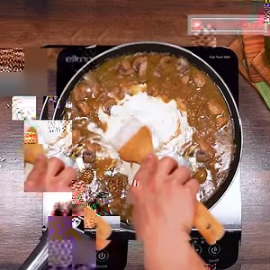 Fricasé de pollo - receta al estilo francés con un sabor rústico Ingredientes: muslos de pollo - 8 piezas sal - 5 g pimienta negra - 3 g mantequilla - 30 g cebolla - 2 piezas champiñones - 500 g laurel - 3 hojas tomillo - 10 g ajo - 15 g harina - 40 g vino blanco - 200 ml caldo de pollo - 400 ml sal - 5 g pimienta negra - 3 g A FUEGO LENTO 20 MIN nata dulce para cocinar - 400 ml perejil - 10 g | Gustoso.tv