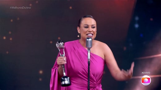 Karine Alves levou o troféu #MelhoresDoAno na categoria Profissional do Esporte 🏆 A Apresentadora soltou a voz no seu discurso de agradecimento. Maravilhosa! 😍 #Domingão #MelhoresDoAno | gshow