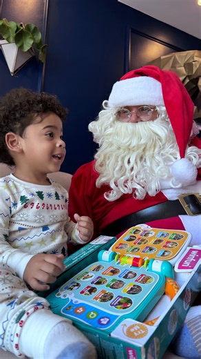 ᴊᴀᴄᴋʏ ɢᴜᴢᴍᴀɴ on Instagram: "London conoció a Santa… y su carita lo dijo todo.✨ Que nunca se nos olvide mirar la Navidad con los ojos de un niño. Que jamás muera el niño que llevamos dentro.🎅🏼 Feliz Navidad❤️"