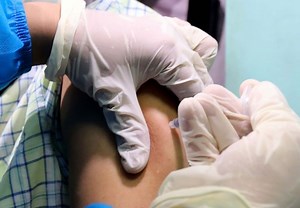 Officials, frontliners first to get COVID-19 jabs