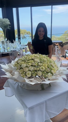 White and Green Cupcake Bouquet for Wedding | Bridal Cake Design