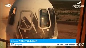 El costoso viaje de Jeff Bezos al espacio El Blue Origin salió de la Tierra para una fugaz visita al espacio de 10 minutos. Una mujer de 82 años y un joven de 18 años acompañaron al fundador de Amazon y a su hermano Mark en su costosa aventura espacial. | DW Español