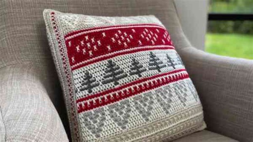 10 Crochet Christmas Pillow Patterns