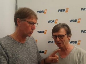 Freitag um 21 Uhr geht es wieder auf das WDR4 Chartsofa. Diesmal hat sich Moderator Peter Großmann den Kölner Musiker Purple Schulz eingeladen. Aus gutem Grund, denn in den Charts um die es heute geht, hat Purple Schulz "sehnsüchtige" Spuren hinterlassen... | WDR 4