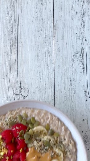 OATMEAL HACK 🍎👏🏼 Here's how you can naturally sweeten your oats AND add extra volume to it. The trick? Grate an apple and cook it in with your oats! While I don't think this needs an exact recipe, below are the measurements I used. NOTE: As long as you use a 1:2 ratio of oats to liquid, it'll work! I prefer half milk half water so I go by 1:1:1 for all 3. 👇RECIPE👇 Ingredients: 1 apple 3/4 cup oats (reduce or use more depending on your own serving size) 3/4 cup milk 3/4 cup water 1/4 tsp cin