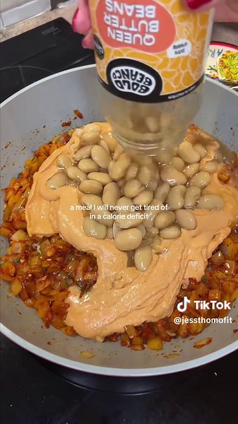 Marry me butter beans, dinner inspo that’s high in fibre, delicious and all made in one pan so minimal mess, plus it’s made using all whole foods 📍396 cals, 18g protein, 13g fibre Serves 4: 1 570g jar queen butter beans (I used @Bold Bean Co) 2 tbsp oil (from the sundried tomatoes jar!) 1 white onion (diced) 2 large garlic cloves or 4 small ones (minced) 100g sundried tomatoes 40g tomato puree 65g baby spinach (torn) Handful fresh basil (torn) 10g fresh thyme (chopped) 33g Parmesan 200g reduced