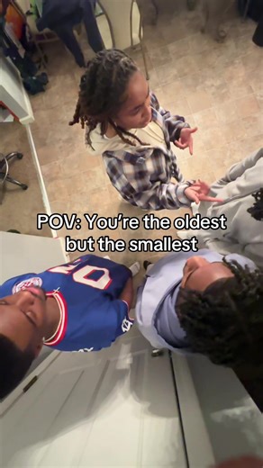 The oldest sibling seems to always end up being the smallest .. AND I’m a female ?! Yeaaa…. They still can’t whoop me though 😅😅😅 @Ashrielkd @Ashton Dixon @A5hlund02 #siblings #fyp #viral #trending #funny