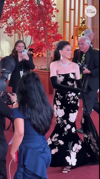 Anne Hathaway, Anna Wintour stride down Oscars red carpet