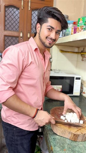 𝑳𝒐𝒗𝒆𝒏𝒆𝒆𝒕 𝑽𝒂𝒍𝒆𝒄𝒉𝒂 on Instagram: "Bss yr ab or ALOO ne khane!😂 (Recipe)⬇️ . . Aloo Paneer Sabzi & Samak Puri 🥔🧀🥯 (Vrat Wali Meal) 🪔 Ingredients: • 3 boiled potatoes (mashed roughly by hand) • 1-2 green chilies (finely chopped) • 1-inch ginger (finely chopped) • 2 tbsp oil (preferably sendha namak-friendly) • 2 tomatoes (grated) • 1 tsp sendha namak (vrat wala namak) • ½ tsp red chili powder • ½ tsp Kashmiri red chili powder (for color) • 1 cup water • 100g paneer (diced) Instru