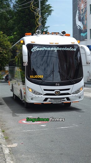 🚍✨ Hace 34 años encendimos el motor de un sueño… sin imaginar cuántas historias íbamos a mover. Desde entonces, cada ruta, cada pasajero y cada conductor han sido parte de un viaje que va más allá del transporte: un viaje de confianza, compromiso y propósito. 💚 Hoy celebramos lo que somos gracias a quienes creen en nosotros. Porque mover personas también es mover sueños, metas y momentos que importan. Gracias por ser parte de esta historia que sigue en marcha. Cootraespeciales — 34 años conect