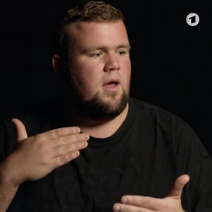 32K views · 491 reactions | Für seinen Dokumentarfilm hat Charly Hübner Jan "Monchi" Gorkow von der Band "Feine Sahne Fischfilet" drei Jahre lang begleitet. Die Doku "Wildes Herz": www.DasErste.de/-wildes-herz-104 | ARD Mediathek | Facebook
