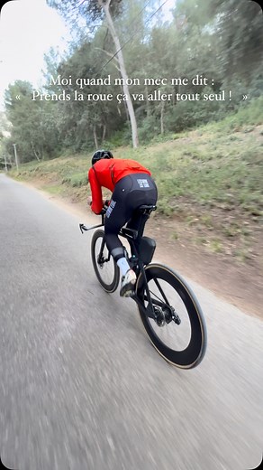 S é v e r i n e DA COSTA on Instagram: "🚴‍♂️ “T’inquiète, prends ma roue, ça va aller tout seul !” 🚴‍♀️💨 Et nous, naïves, on y croit… jusqu’à ce qu’on le voit partir comme une fusée pendant qu’on lutte pour ne pas exploser à la première relance ! 🤯🔥 Pourquoi les mecs sur leur vélo ont toujours l’impression de rouler tranquille alors que nous, derrière, c’est limite si on n’appelle pas les secours ?! 😂 Team galérienne, vous validez ? partage avec ton binôme avec qui tu partages souvent l’e
