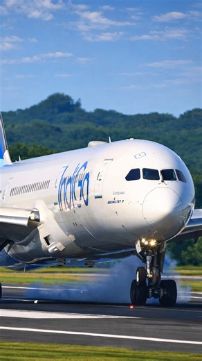 787 makes hard landing on runway caught on camera