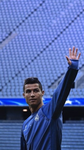 heppiness kanal on Instagram: "#日本利用压电瓷砖将脚步转化为电能。这些瓷砖捕捉来自你脚步的动能。当你行走时，你的重量和动作会对瓷砖产生压力。瓷砖会轻微弯曲，从而产生机械应力。瓷砖内部的压电材料将这种应力转化为电能。每一步都会产生少量电荷，而数百万步结合在一起就能产生足够的电力来驱动 LED 灯、数字显示屏和传感器。在像涩谷车站这样繁忙的地方，每天大约有 240 万个脚步为这一系统作出贡献。这些电能可以被储存或立即使用，从而减少对传统电力来源的依赖，并支持可持续的城市基础设施。这种方法将日常运动转化为实用的可再生能源 #日本 #知识 #事实 #你知道吗 #推荐 #科技 #创新 #历史 #技术 #实验 #热门"