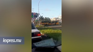 117K views · 666 reactions | Fou du volant à Plaine-Magnien Le conducteur de cet autobus croyait pouvoir faire comme bon lui semble, mettre la vie d'autrui en danger et passer inaperçu. La scène a été filmée à 07 h 37 ce mardi matin 29 juin à un feu de signalisation à Plaine-Magnien. | L'express Maurice | Facebook