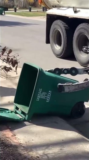 Smooth Denver Operator! #garbagetruck #trashtruck #compost #truckskills