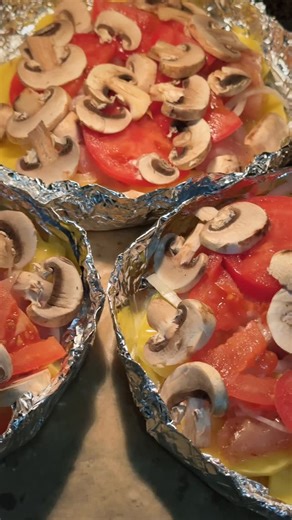 Материнство/ немного юмора/ кулинария/лайфстайл on Instagram: "Kartoshka dumaloq shaklda kesib teg qismiga teramiz. Ustidan piyoz , so’ng kubik to’g’ralgan tovuq. Ustidan xoxishga ko’ra qo’ziqorinlar. Va shtamplo’vchi shtrix sir oxirga 5 daqiqada solinadi🤍"