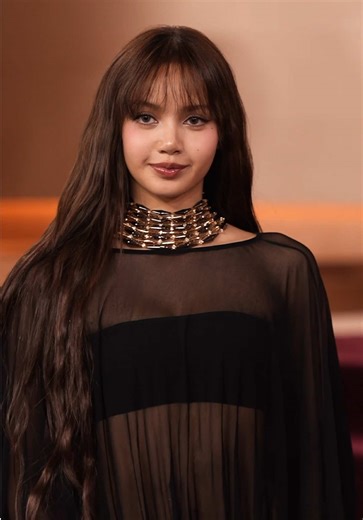 Bow down everyone — the queen of K-Pop arrived at this year’s #GoldenGlobes ❤️‍🔥 BLACKPINK’s #Lisa showed up in a *capital s* Stunning #Jacquemus gown and makes history as the first Thai Golden Globes presenter