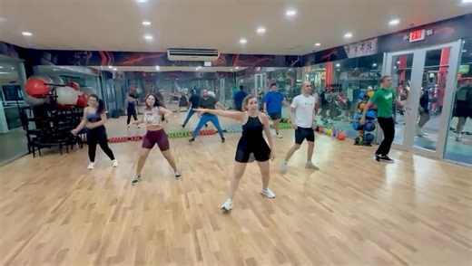 💃🔥 ZUMBA CON ACTITUD EN CARIBBEAN FITNESS MAYAGÜEZ 🔥💃 Todos los lunes a las 7:00 p.m. entrena, baila y libera el estrés con Johanna Lynnette 💥 En este video 👇 Zumba diferente, con rock pesado, energía intensa y perfecta para soltar tensiones 🤘🔥 ✨ Además de Zumba, Johanna ofrece: Aeróbics • Cardio Kickboxing • Pilates • Circuito • HIIT • Steps • Sillas 🏅 Instructora certificada AFAA & DRD ⏳ 26 años de experiencia 📍 Caribbean Fitness Mayagüez 📌 Mayagüez Shopping Center ¡Muévete, suelta 