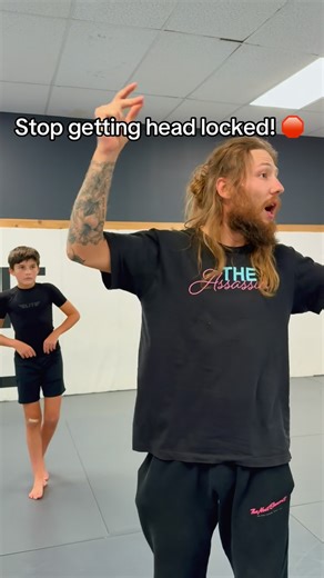 The Assassin 🇺🇸🥷 on Instagram: "Drives me up a wall seeing people get hit with this bully head lock/ hip toss. Here’s how I avoid it! 🤼‍♂️ • #wrestling #coaching #bjj"