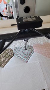 Another favorite quilt that I was able to machine quilt this year! This Love Day quilt was so much fun to quilt using both my 4n1 machine quilting ruler and my Sway machine quilting rulers. The combination of the feathers and the ruler quilting makes me so dang happy! You can find my full process of custom machine quilting this yummy quilt over in the PNQ Academy. www.piecenquilt.com Pattern was piecing and designed by Vanessa from @lellaboutique #nataliabonner #machinequilting #4n1ruler | Piece