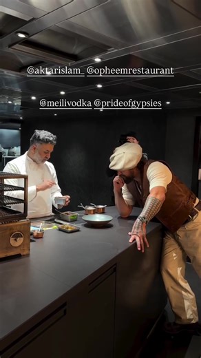 Jason Momoa watching a Meili cocktail being built at Opheem, and talking flavour and precision with chef Aktar Islam. Pure Montana spring water. Michelin-level detail. Craft recognises craft. #JasonMomoa #MeiliVodka #Opheem #AktarIslam #SpiritsOfAnarchy @Jason Momoa @MeiliVodka