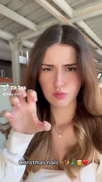 Christmas Nails Inspiration for the Holiday Season