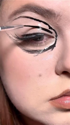Glossy eye Black Swan makeup tutorial🦢🖤 #glossyeye #creativemakeup #artm #blackswan #blackswanmakeup | Lyra Beck