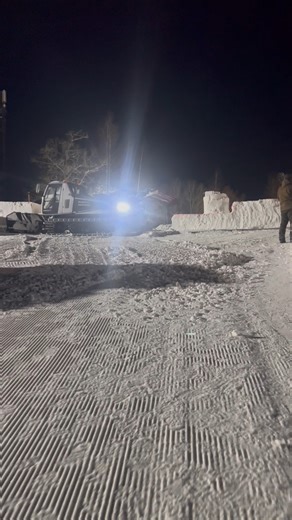 Briežkalns on Instagram: "Apskats, kas līdz šim vakaram izdarīts 👀🔧 Trase jau gandrīz ir sagatavota un lielais pārsteigums vēl top 🤫🔥 Džeki mauc gandrīz dienu un nakti 💪🌙 Seko līdzi, lai pirmais uzzinātu, ko mēs tur būvējam 👇🏗️ Tiekamies 7. februārī Briežkalnā 🤝🏔️"