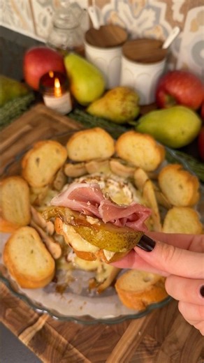 Baked Camembert with Pear & Jamón 🧀#bakedcamembert #camembert #easyappetizer #cheeseappetizer
