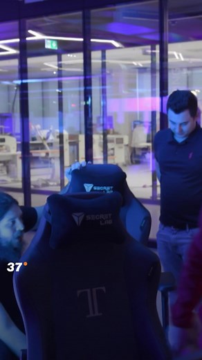 Morgens Student, abends Gamer. Teo hat an einer private Hochschule ein Stipendium für Eine Chance, über die sich auch Teos Mutter freut. HIer findet ihr den ganzen Film: https://kurz.zdf.de/vYV76/ | 37 Grad