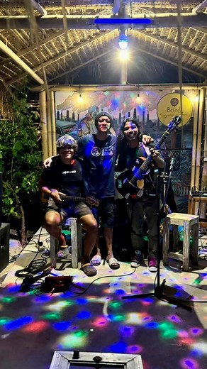 718K views · 10K reactions | Abis dinner tiba2 denger ada local band Gili Air dan sorry gk tau namanya tp bawain lagunya enak2..tiba2 diajakin maen drum, ya gw sih hayuk aja seru2an..thank’s for jammin’ guys.. #giliair #jamming #localband | Eno Ntrl | Facebook