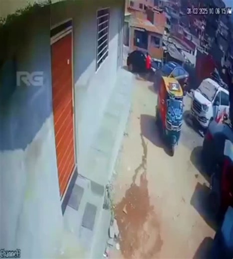 Gore Slay on Instagram: "@gore.slay 日本利用压电瓷砖将脚步转化为电能。这些瓷砖捕捉来自你脚步的动能。当你行走时，你的重量和动作会对瓷砖产生压力。瓷砖会轻微弯曲，从而产生机械应力。瓷砖内部的压电材料将这种应力转化为电能。每一步都会产生少量电荷，而数百万步结合在一起就能产生足够的电力来驱动 LED 灯、数字显示屏和传感器。在像涩谷车站这样繁忙的地方，每天大约有240万个脚步为这一系统作出贡献。 这些电能可以被储存或立即使用，从而减少对传统电力来源的依赖，并支持可持续的城市基础设施。 这种方法将日常运动转化为实用的可再生能源 ＃日本#知识#事实 #你知道吗 ＃推荐 ＃科技#创新#历史 技术 ＃实验热门"