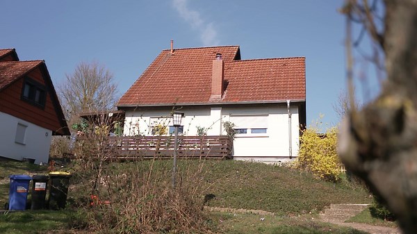 Nach mutmaßlicher Misshandlung einer Putzhilfe - Nachbarn in Wohnsiedlung geschockt