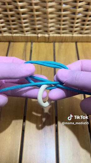 ネックレスのペンダントを結ぶ便利な方法3選