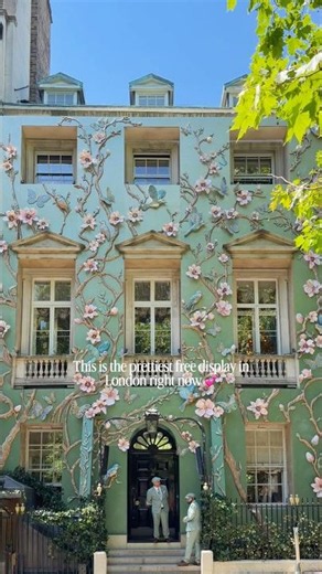 This is the prettiest free display in London right now 💕 #thingstodoinlondon