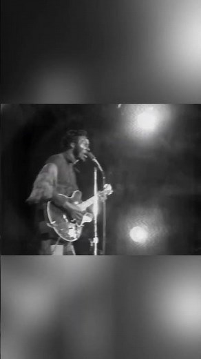 Chuck Berry's Legendary 1972 Performance 🔥