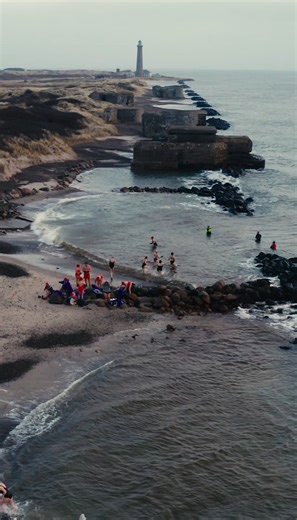 Skagen Vinterbaderfestival januar 2026 🌊 Når havet bider, og varmen breder sig bagefter… ✨ men Skagen Vinterbaderfestival handler om så meget mere end badet – det er fællesskab, saunahygge, grin og nærvær. 👉 Vælg et vinterbaderophold på Color Hotel Skagen - her kobler vi saunagus, fællesmiddag og livemusik på weekendens vinterbade. Læs mere her: https://www.skagenhotel.dk/ophold/vinterbaderophold | Color Hotel Skagen