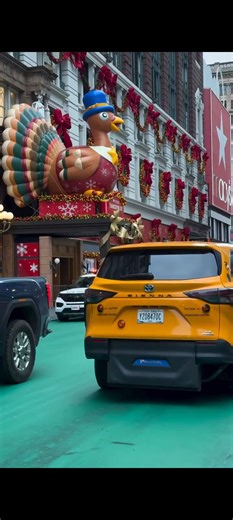 34th Street is looking all festive for the Macy’s Thanksgiving Day Parade tomorrow 🧡🦃🎄 Safe travels to anyone hitting the road, rails or skies today 🥰💕 | USA Photographer
