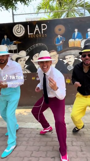 Y si se trata de fiesta.. una ladys con don peri.. 🍾🥳🕺🏻💃🏻🎵 @El Obama Carlos Anderson @Robertofavela #pasosmagicos #trend #wachenalmorrillo #corridos #corridosmagicos