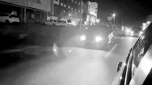 E39 🖤 on Instagram: "日本利用压电瓷砖将脚步转化为电能。这些瓷砖捕捉来自你脚步的动能。当你行走时，你的重量和动作会对瓷砖产生压力。瓷砖会轻微弯曲，从而产生机械应力。瓷砖内部的压电材料将这种应力转化为电能。每一步都会产生少量电荷，而数百万步结合在一起就能产生足够的电力来驱动 LED 灯、数字显示屏和传感器。在像涩谷车站这样繁忙的地方，每天大约有 240 万个脚步为这一系统作出贡献。这些电能可以被储存或立即使用，从而减少对传统电力来源的依赖，并支持可持续的城市基础设施。这种方法将日常运动转化为实用的可再生能源 #日本 #知识 #事实 #你知道吗 #推荐 #科技 #创新 #历史 #技术 #实验 #热门"