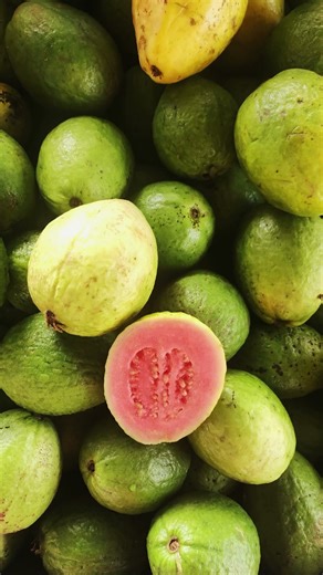 Guava: The Fruit Rich in Vitamin C That Boosts Your Health #guava #tips #vitamins