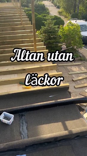 Många bygger altan över ett rum och glömmer det viktigaste – rätt tätskikt. Efter ett par år läcker vatten ner, träet ruttnar och reparationen kostar tusentals kronor. Vi använder dubbelt lager takpapp med korrekt överlapp så att inget vatten kan ta sig in. Din altan håller i årtionden – utan läckor. 📩 Vill du ha samma resultat? Skicka ett meddelande eller ring oss. #altan #altanbygge #byggtips #renovering #byggare #byggföretag #terass #terassbygge #snickare #göteborg #hantverkare #dinaHantverk