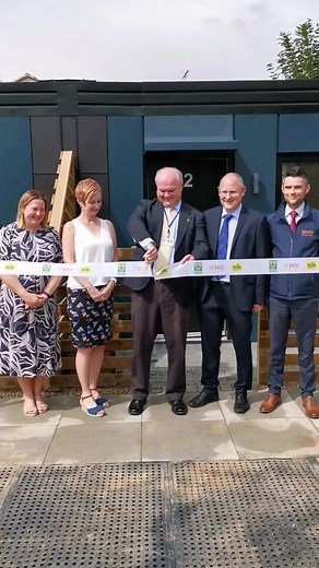 The grand unveiling of the council's new modular homes! 🏠 Helping us to support more local people facing homelessness 💛 #EndHomelessness #HelpTheHomeless #Homelessness #Housing #Herts #Hemel