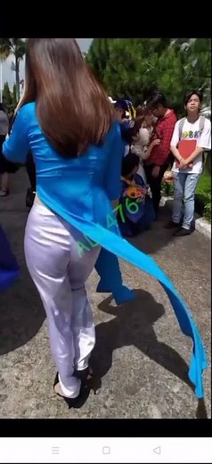 quay lén ao dài lộ gân từ phía sau em gái