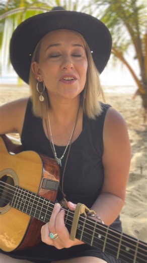 I don’t get to sing this one much at all - but there’s something about being back up here in the tropics of QLD that I think suits this “Daintree Dream” 🥰🌴🌺 | Melanie Gray